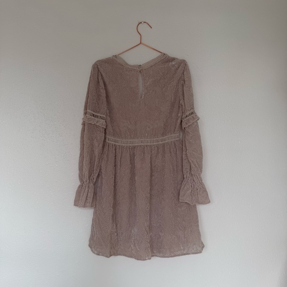 Willow & Clay Dresses & Skirts - Willow & Clay Embroidered Beige Dress size small